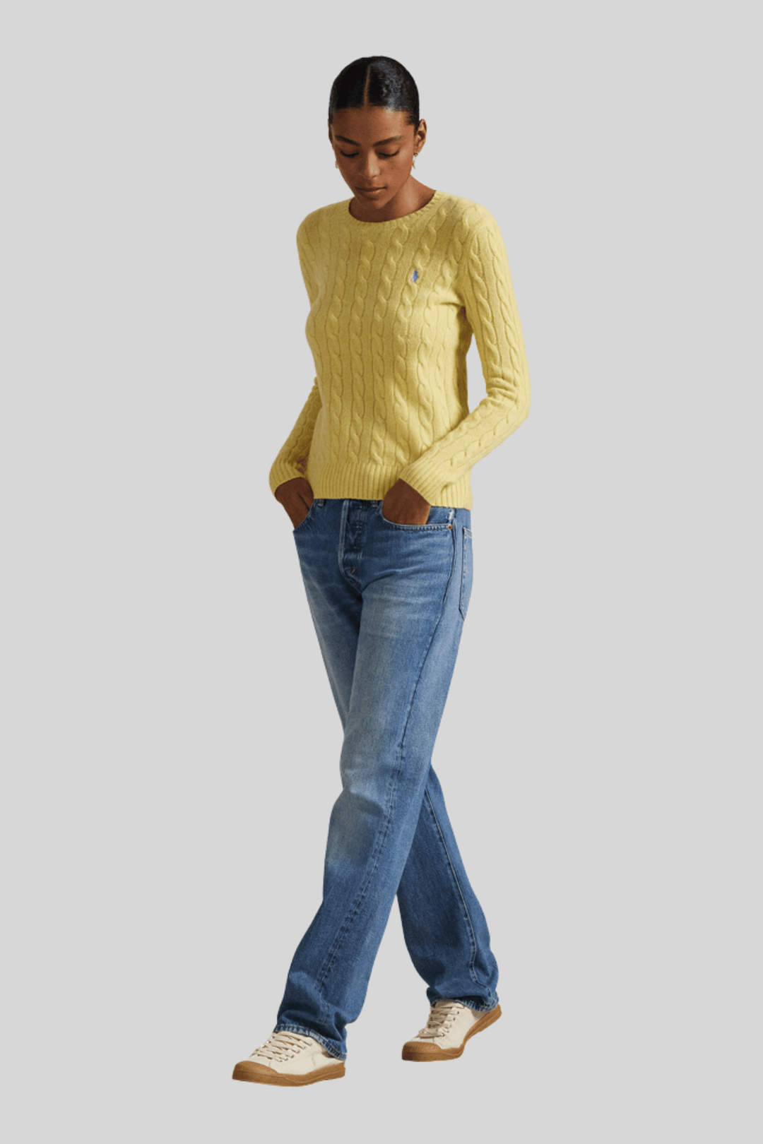 sueter trancado amarelo, modelo vestindo a peça