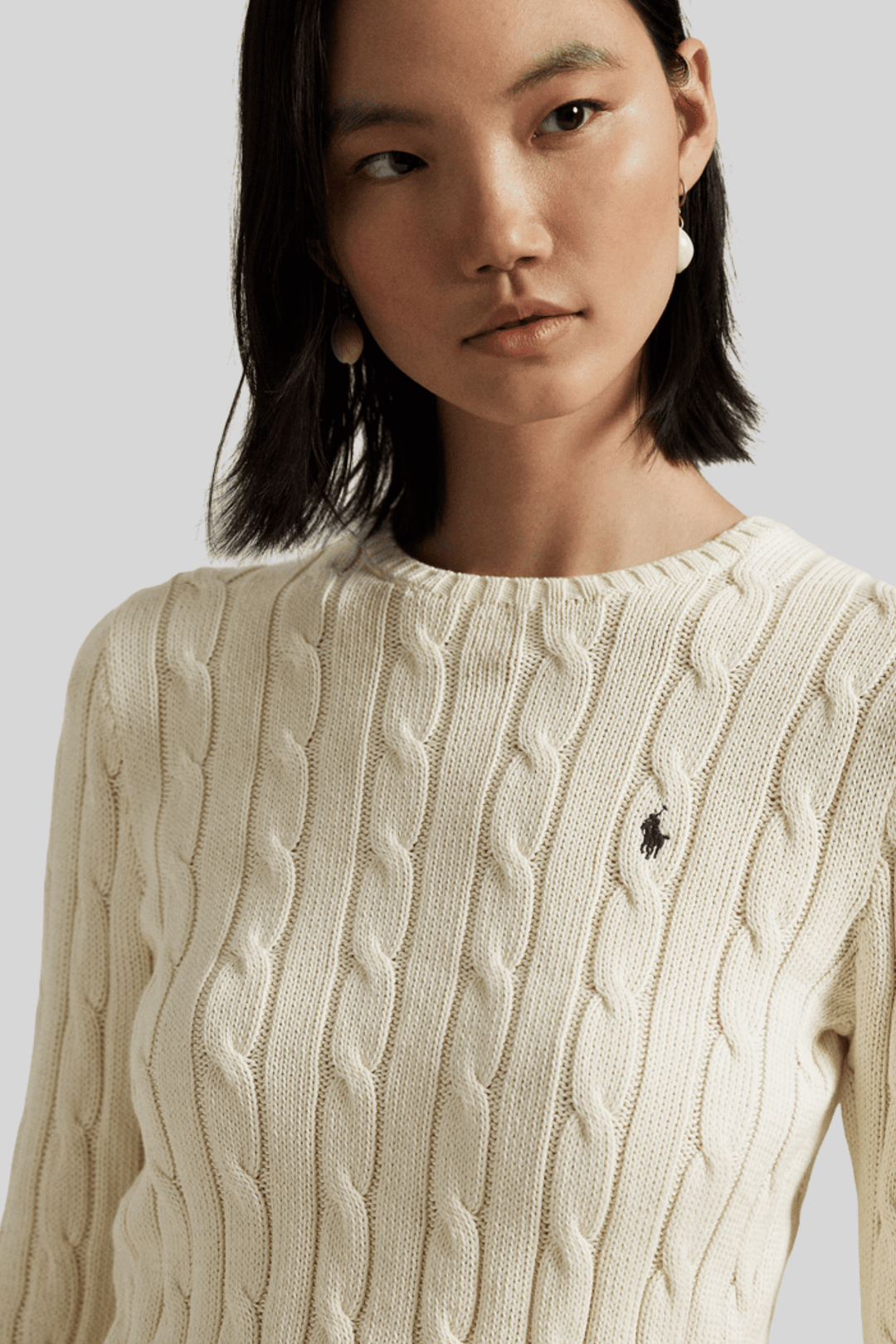 sueter trancado off white, detalhe no corpo da modelo