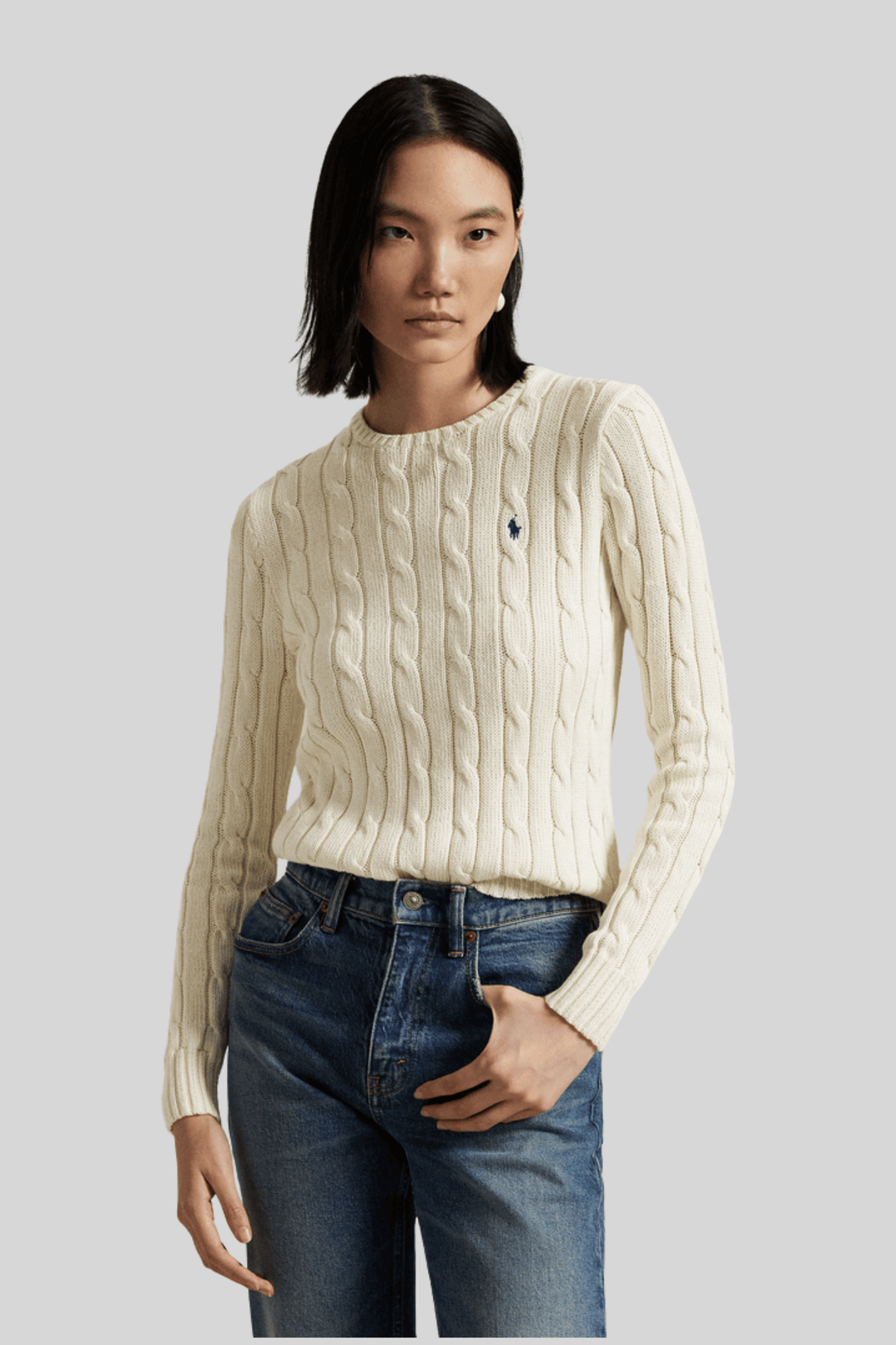 sueter trancado off white, modelo vestindo a peça
