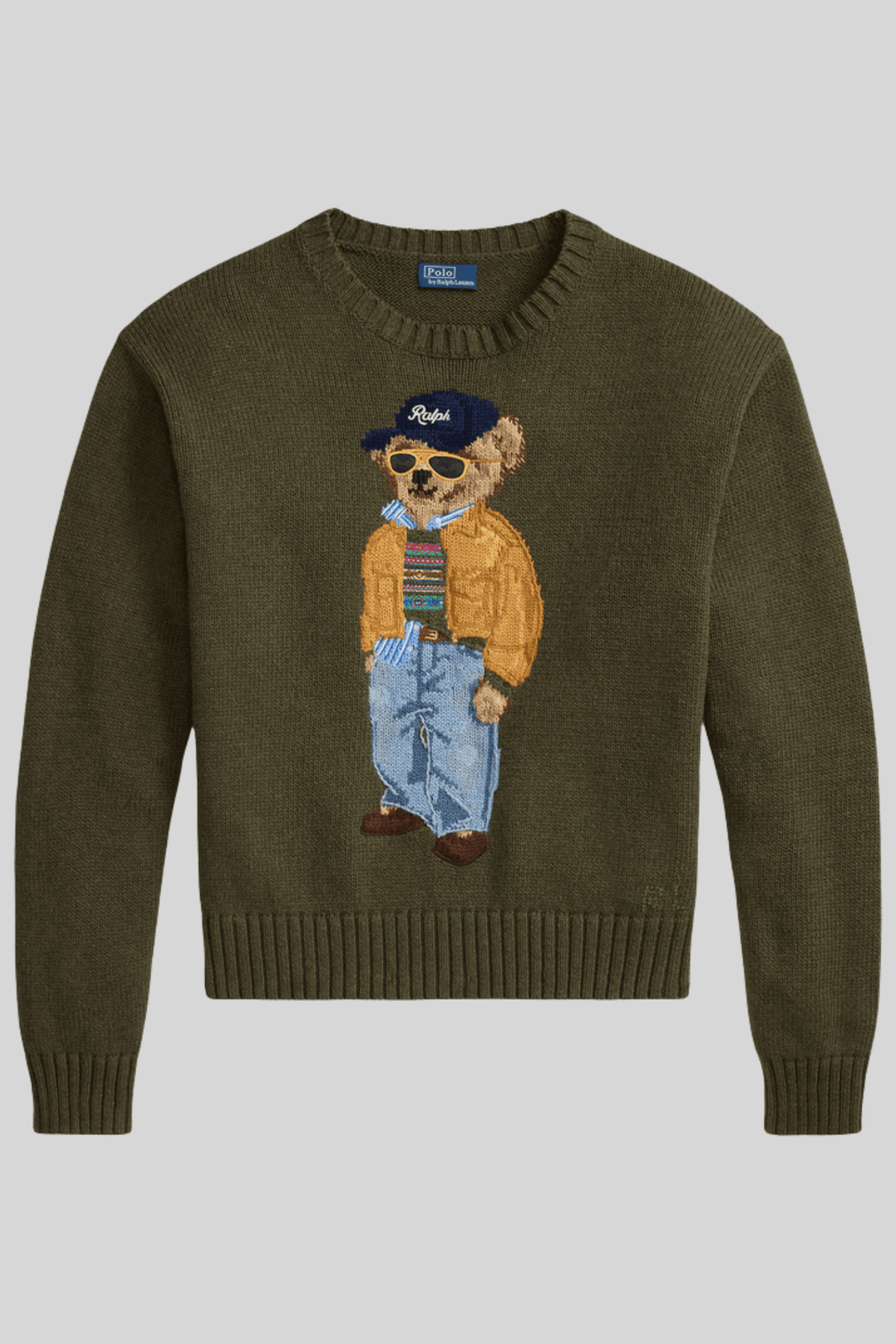 Suéter feminino verde oliva com urso bordado, vista frontal isolada