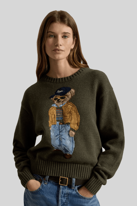 sueter urso verde, modelo vestindo a peça