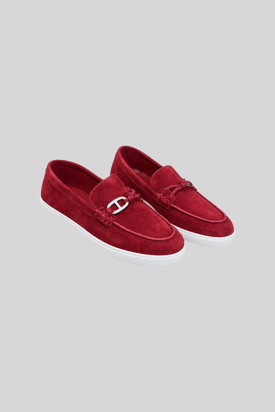 Mocassim Wine Red - Hermès: par isolado em fundo cinza-claro