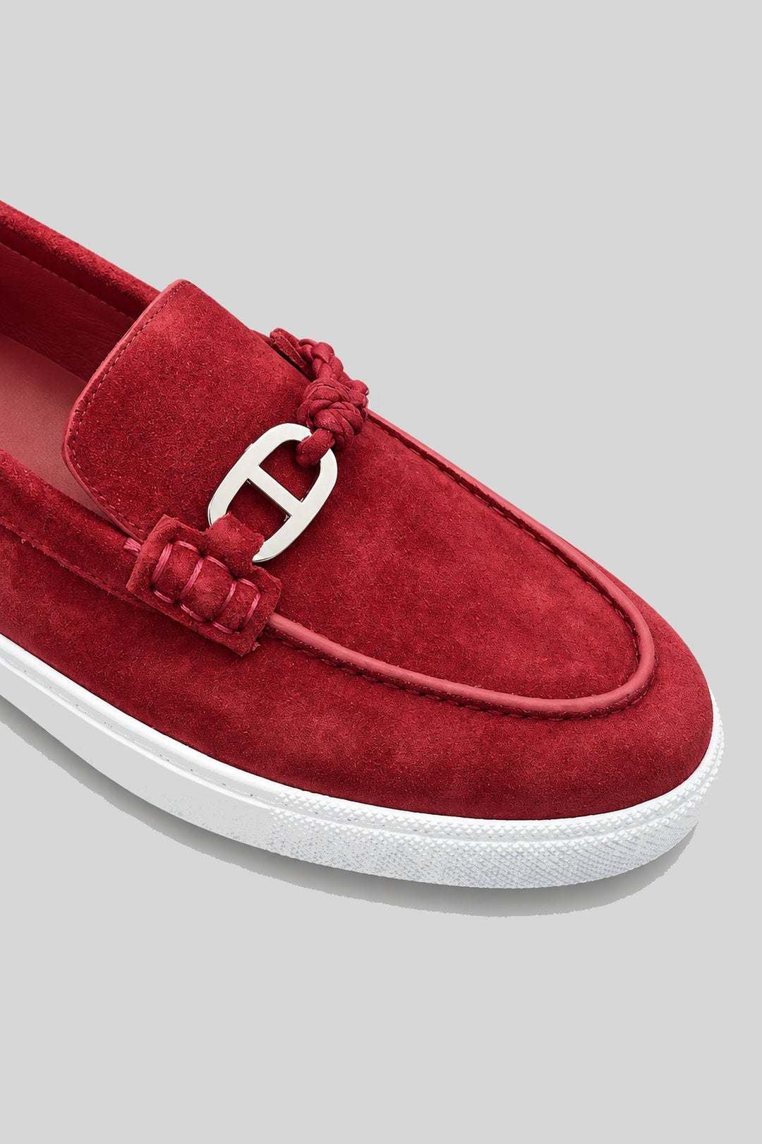 Mocassim Wine Red - Hermès: detalhe do acabamento em fundo cinza-claro