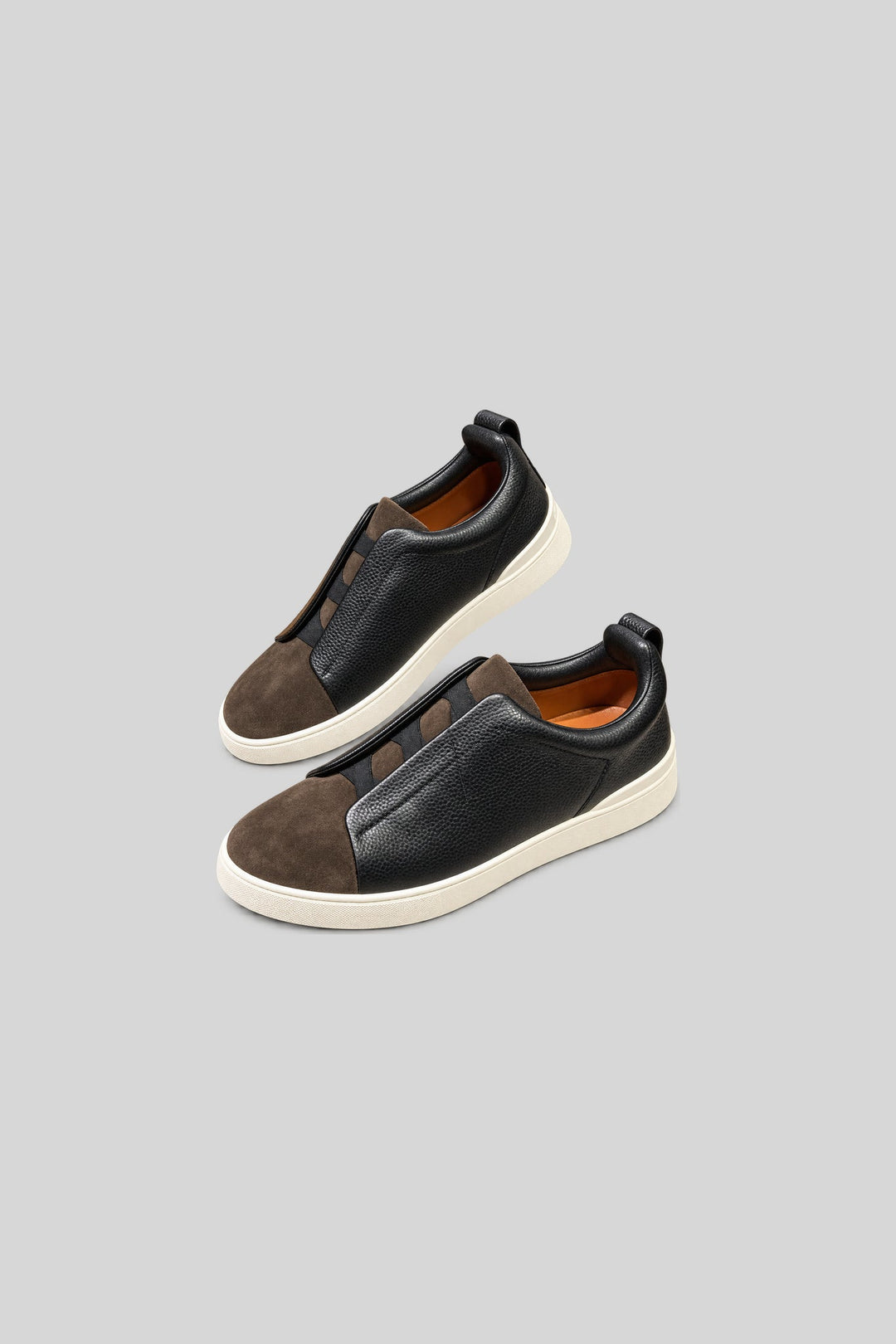 Tênis Black Brown Leather Suede - Zegna: par isolado em fundo cinza-claro