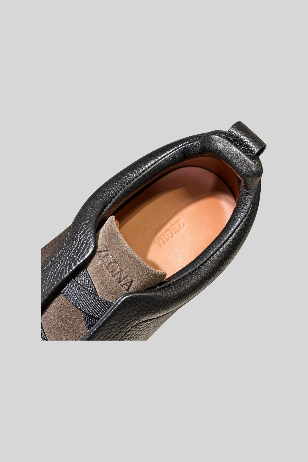Tênis Black Brown Leather Suede - Zegna: detalhe em fundo cinza-claro